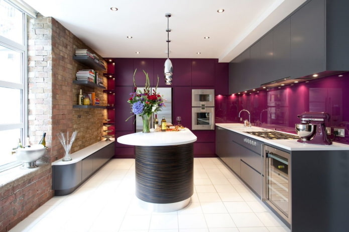 konyha kialakítása fekete és lila árnyalatokkal