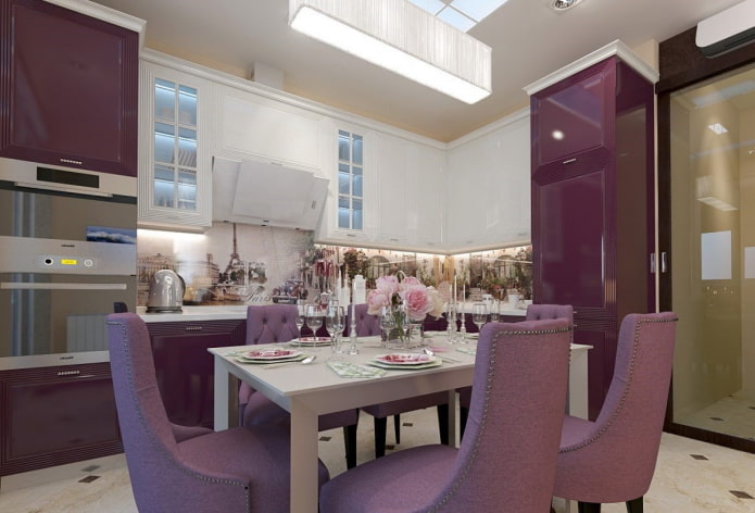 bútorok a konyha belsejében lila tónusokkal