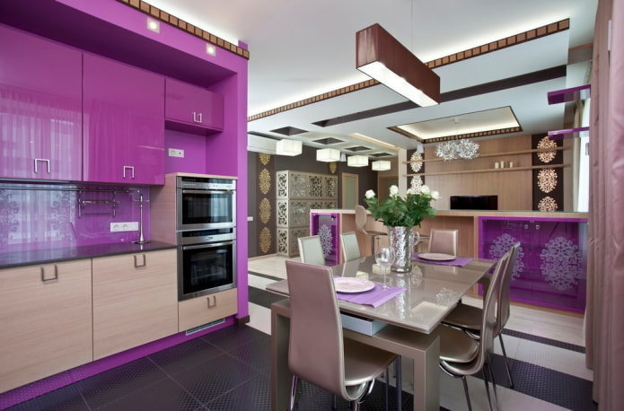 ห้องครัวในโทนสีม่วงในสไตล์อาร์ตเดคโค