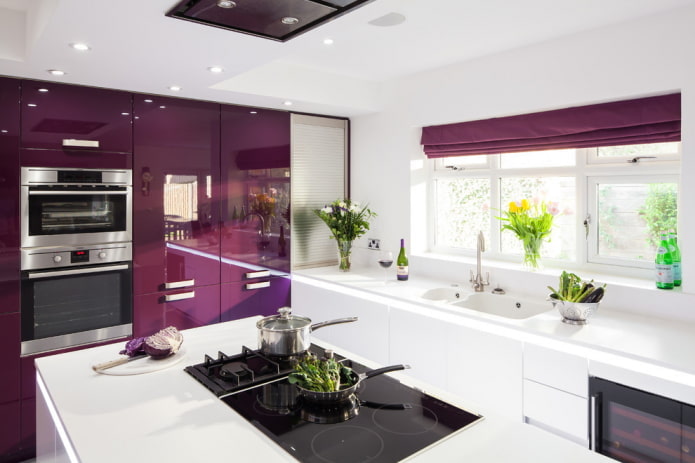 konyha kialakítása fehér és lila árnyalatokkal