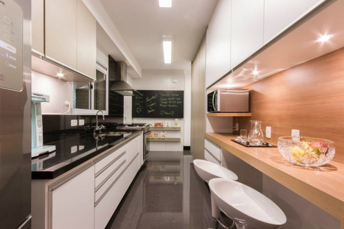 világítás egy téglalap alakú konyhában