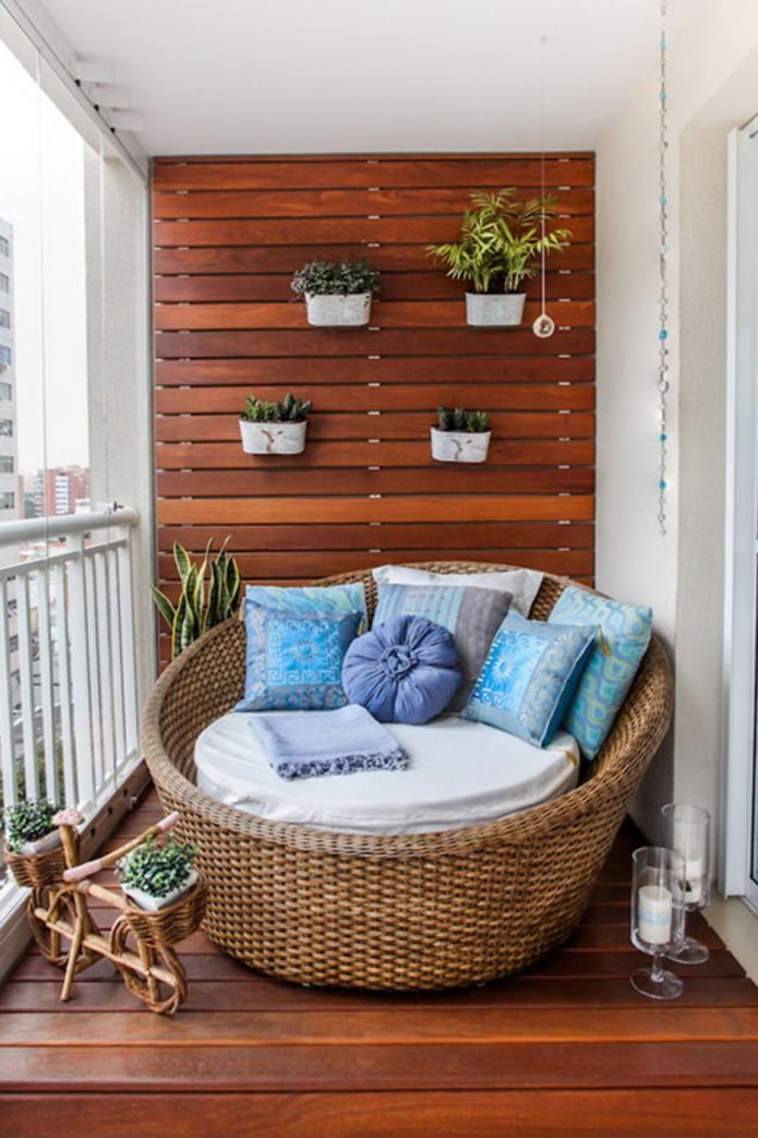 дизајн простора за седење на балкону