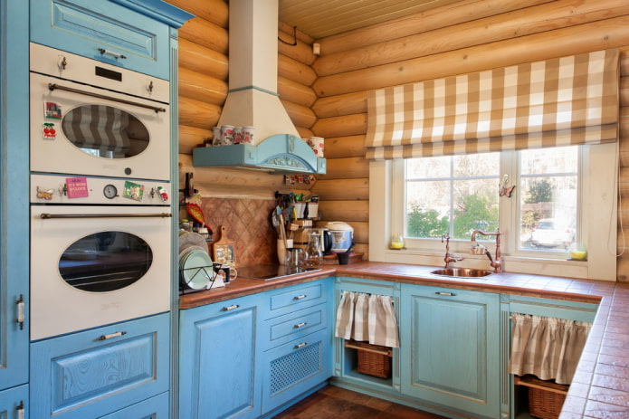 การออกแบบห้องครัวในการตกแต่งภายในของบ้านไม้