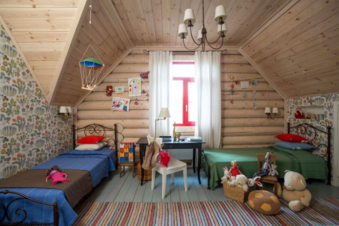 Gestaltung eines Kinderzimmers im Inneren eines Blockhauses