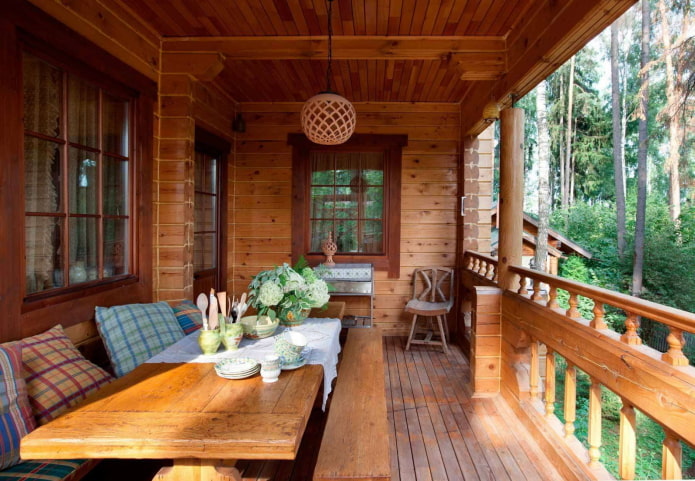 disenyo ng balkonahe sa loob ng isang log house