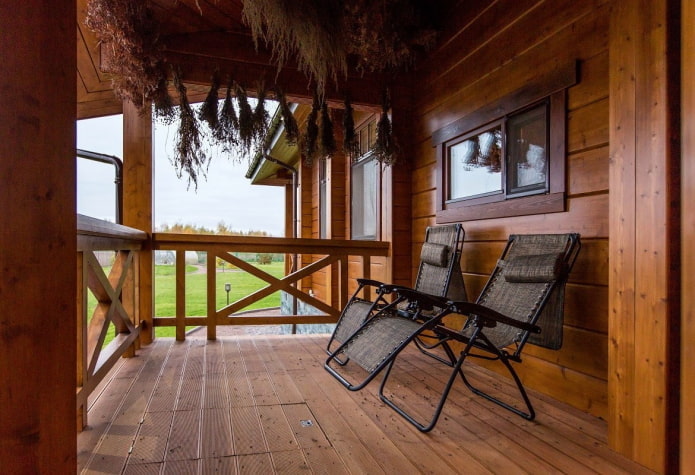 balcony design in the interior of a log house