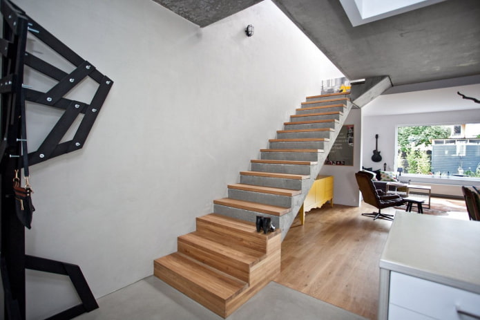 бетонско степениште у унутрашњости приватне куће