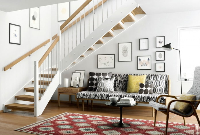 Treppe im Inneren des Hauses im skandinavischen Stil