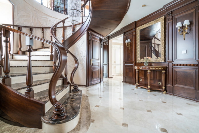 Treppe im Inneren des Hauses im klassischen Stil