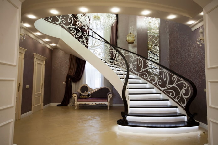 Treppe im Inneren des Hauses im klassischen Stil