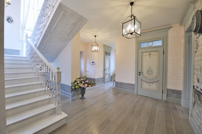 Treppe im Inneren eines Hauses im provenzalischen Stil