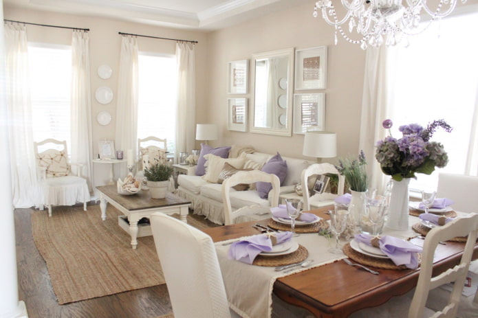 Cremefarbenes Wohnzimmer mit lila Accessoires