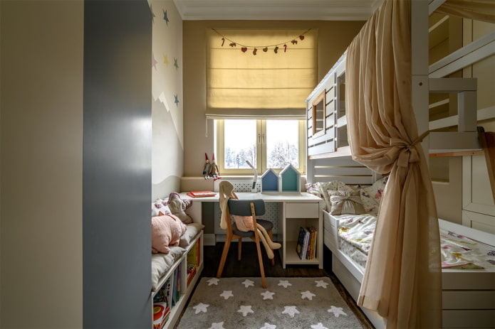 Textilien im Interieur des Kinderzimmers im nordischen Stil