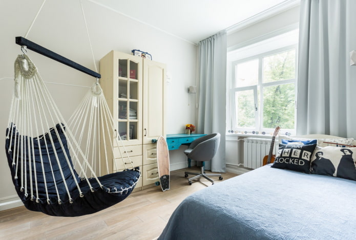 egy tinédzser szobájának belseje skandináv stílusban