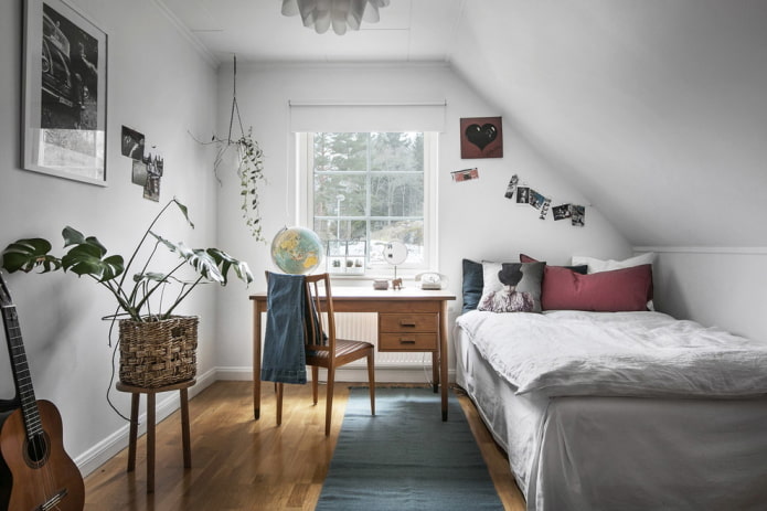 egy tinédzser szobájának belseje skandináv stílusban
