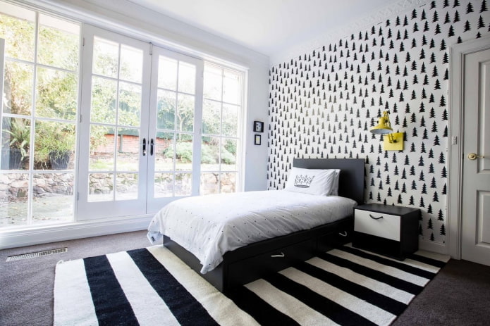 Textilien im Innenraum des Schlafzimmers in Schwarz und Weiß