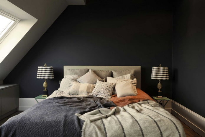 Textilien im Inneren des Schlafzimmers in schwarzen Farben