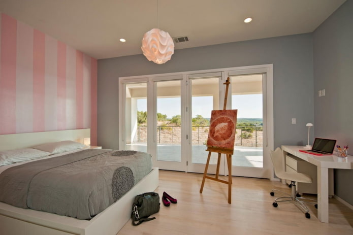 Interieur eines grau-rosa Schlafzimmers