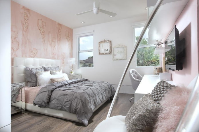 Interieur eines grau-rosa Schlafzimmers