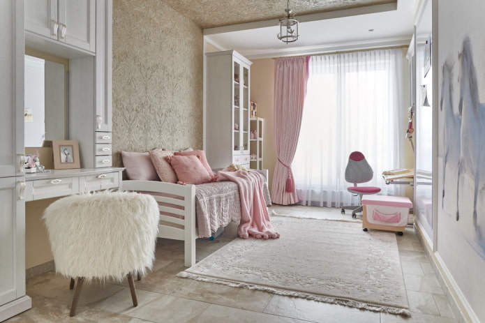 Schlafzimmereinrichtung in rosa und beige Farben