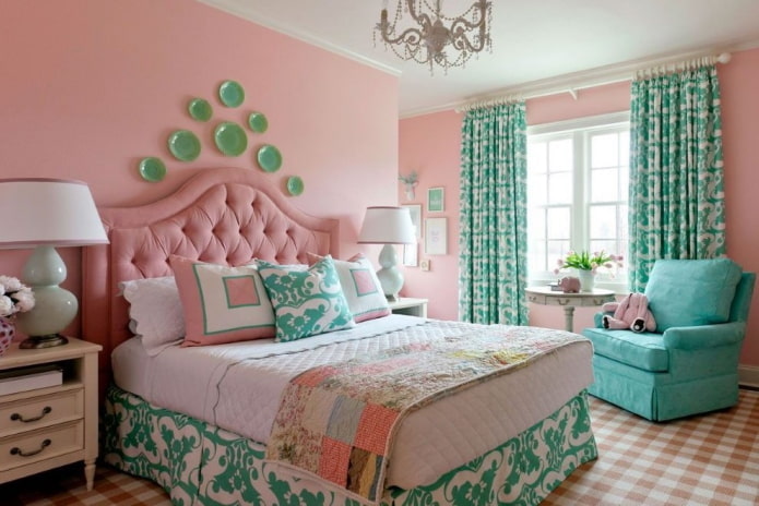 Schlafzimmereinrichtung in rosa und türkisfarbenen Farben
