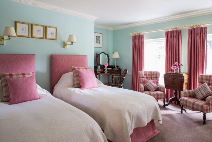 Schlafzimmereinrichtung in rosa und blauen Farben