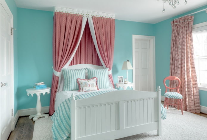 Schlafzimmereinrichtung in rosa und blauen Farben