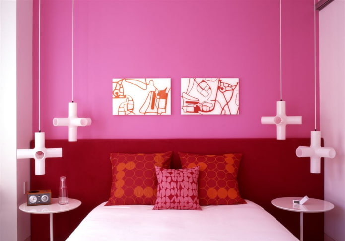 ентеријер спаваће собе у ружичастим и црвеним бојама
