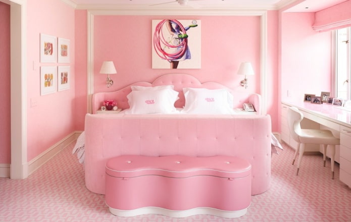 Interieur eines weiß-rosa Schlafzimmers