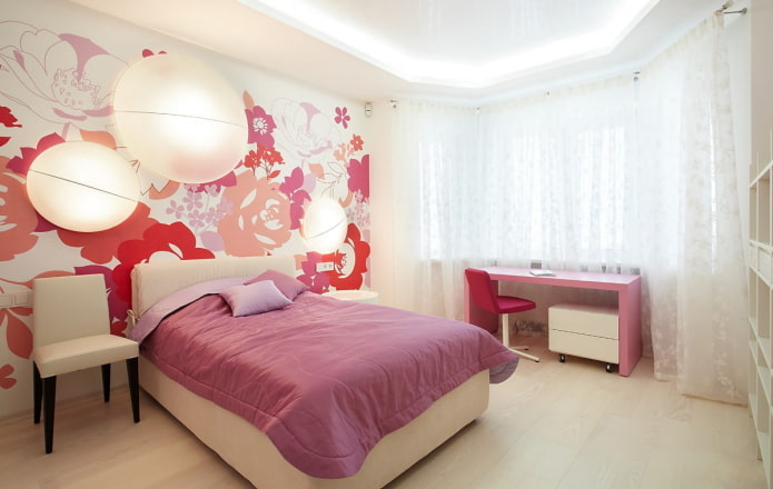 belső tér egy fehér és rózsaszín hálószoba