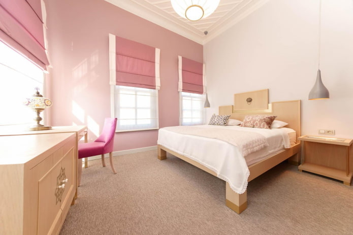 hálószoba belső rózsaszín és bézs színben