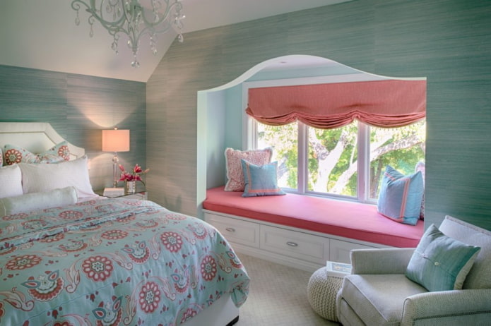 hálószoba belső rózsaszín és menta színekben