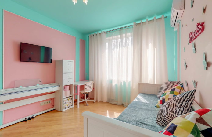 Schlafzimmereinrichtung in den Farben Rosa und Mint