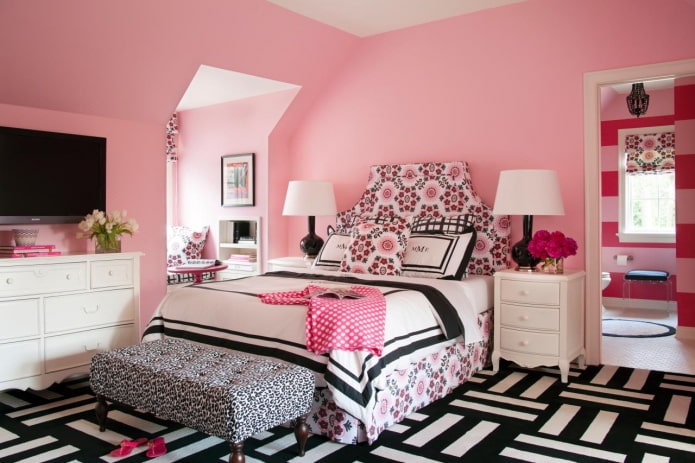 Schlafzimmereinrichtung in den Farben Schwarz und Rosa