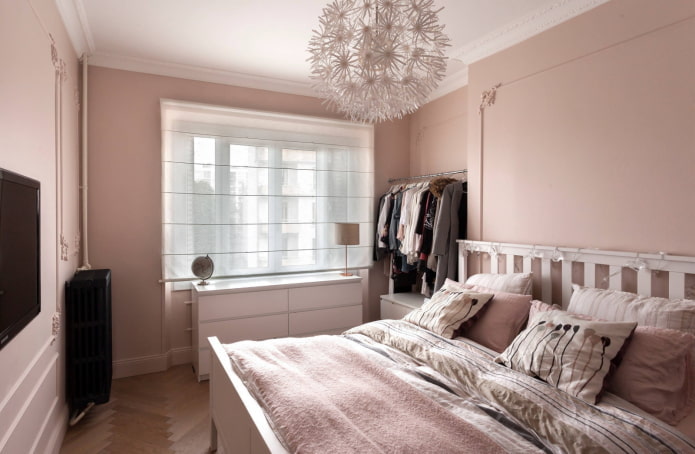 hálószoba belső rózsaszín tónusú