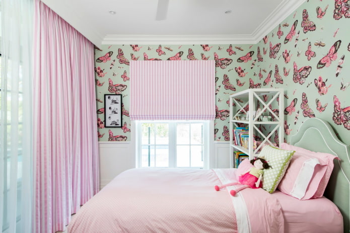 Schlafzimmereinrichtung in den Farben Rosa und Mint