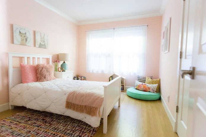 Interieur eines rosa Schlafzimmers für ein Mädchen