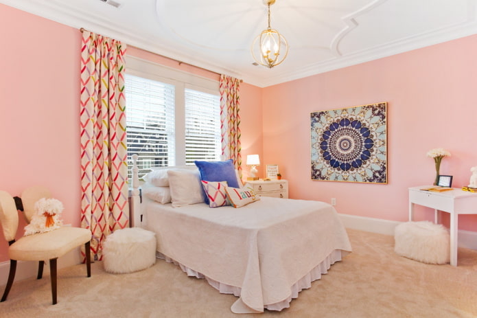 dekoráció a hálószoba belsejében, rózsaszín árnyalatokkal