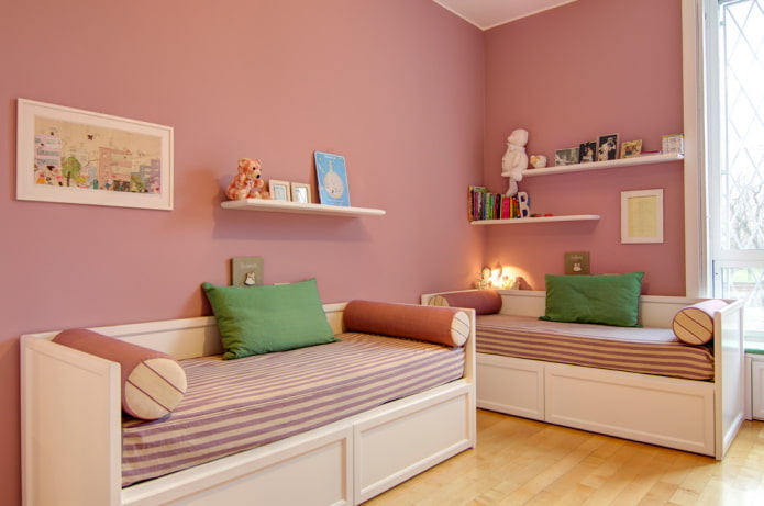 Interieur eines rosa Schlafzimmers für zwei Mädchen