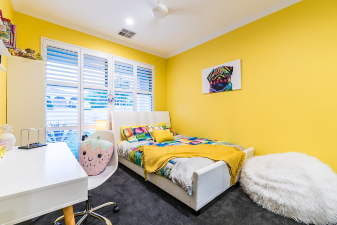 Interieur eines Schlafzimmers für ein Mädchen in Gelbtönen