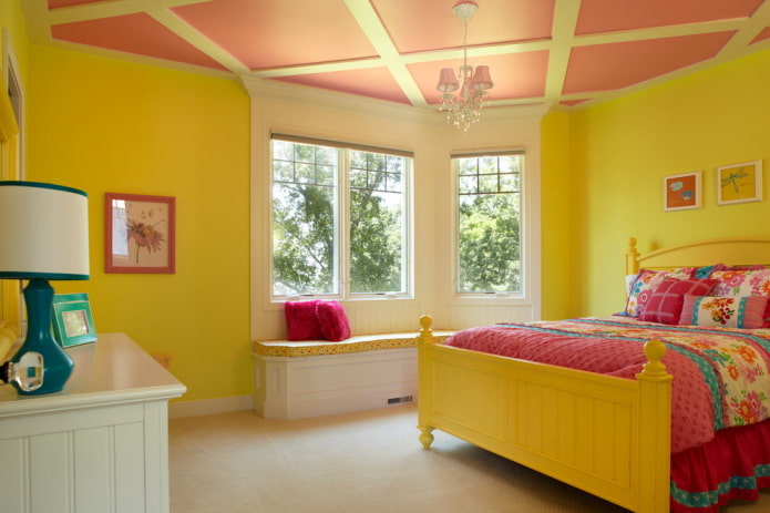 belső hálószoba egy lány sárga tónusú