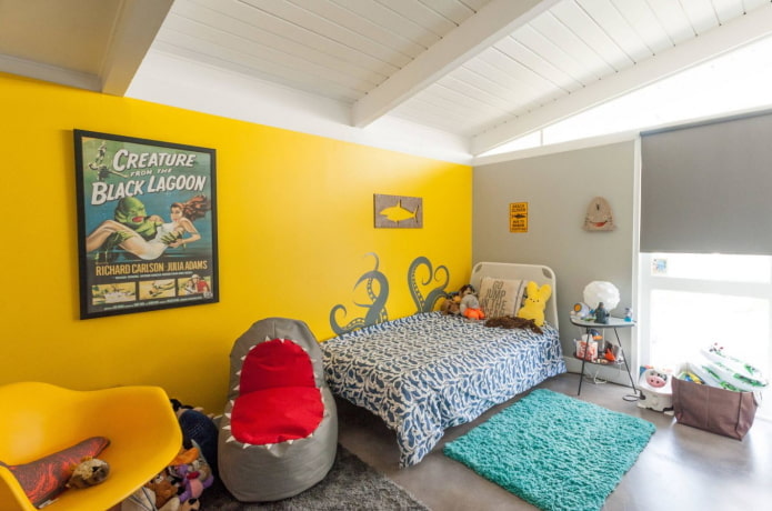 Interieur eines Schlafzimmers für einen Jungen in Gelbtönen