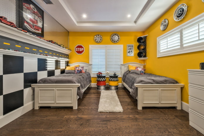 Interieur eines Schlafzimmers für einen Jungen in Gelbtönen