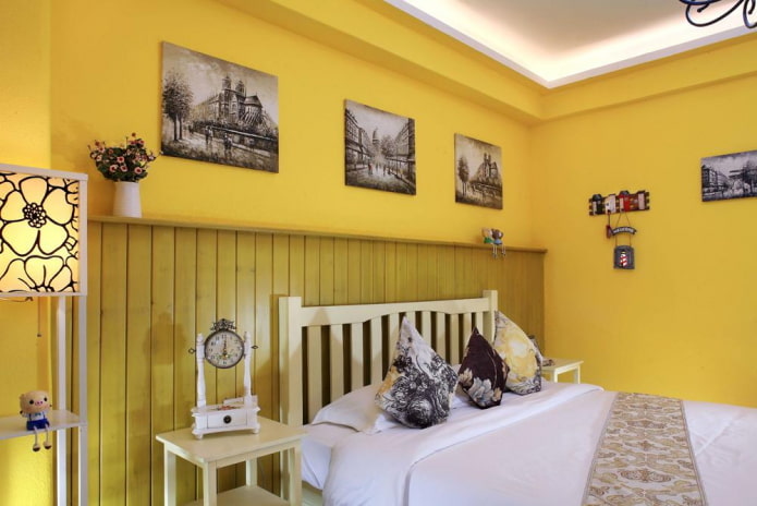 dekoráció és világítás a hálószoba belsejében sárga tónusokkal