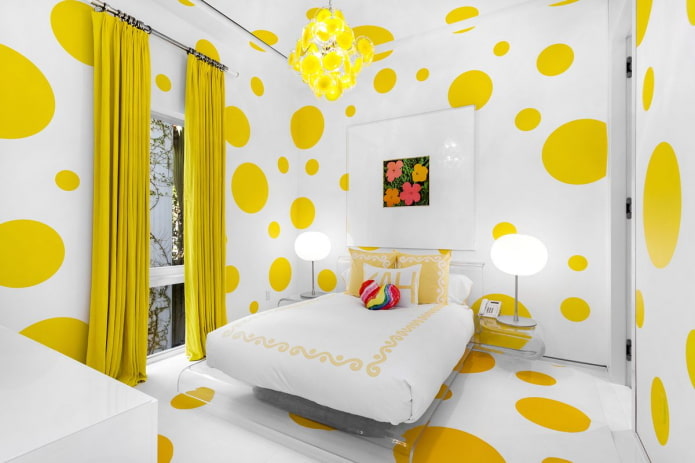 Dekor und Beleuchtung im Inneren des Schlafzimmers in Gelbtönen