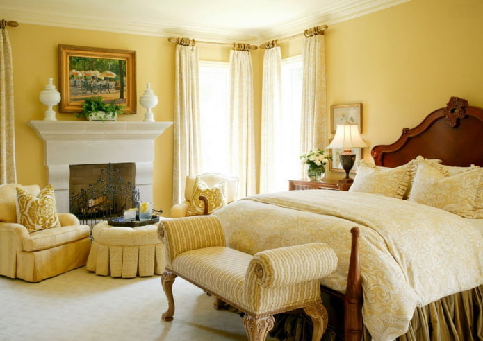 спаваћа соба у жутим тоновима у класичном стилу