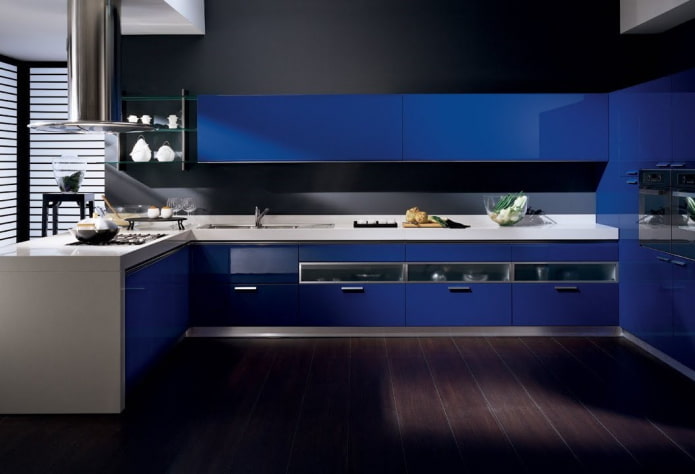 konyha belső fekete és kék tónusú