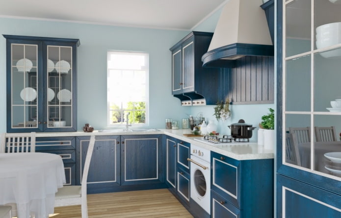 ภายในห้องครัวในโทนสีฟ้าและสีฟ้า