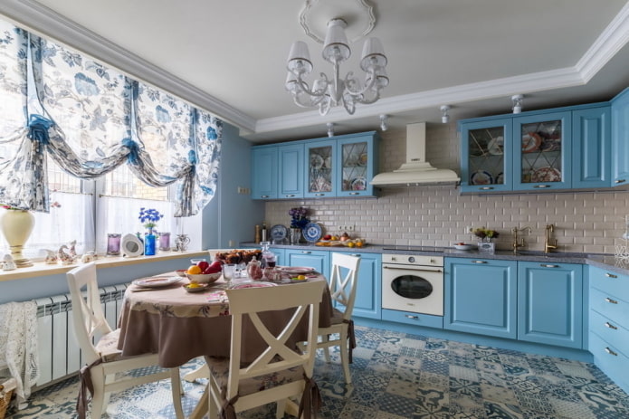 Küche in Blautönen im Provence-Stil