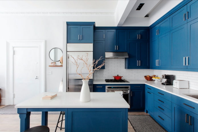 кухињски ентеријер у плавој и белој боји